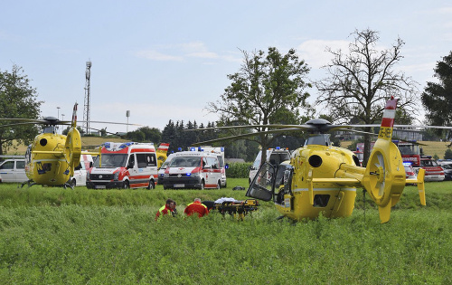 Záchranári zasahujú na mieste vykoľajania vlaku pri meste Sankt Pölten na východe Rakúsku.