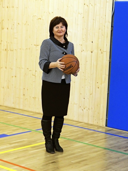 Riaditeľka školy Katarína Krajňáková sa vytešuje z novej telocvične.