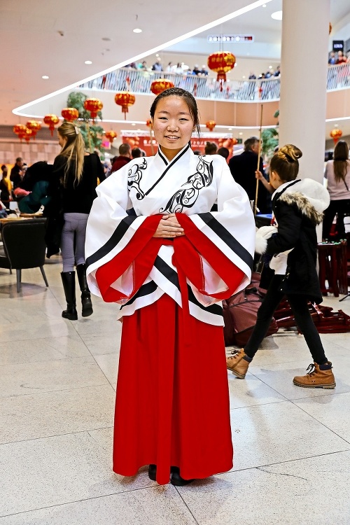 Zuzana (14) v tradičnom slávnostnom odeve, v ktorom sa víta čínsky nový rok.