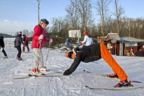 Inštruktor tvrdí, že dieťa naučí  lyžovať za deň.