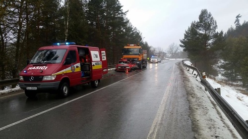 Na tomto mieste sa zrazilo osobné auto s cestárskym posýpačom.