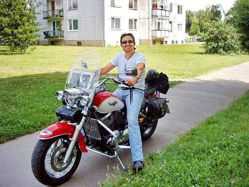 Námestník Vanek je vášnivým motorkárom, čo si všimla aj Zsuzsová.