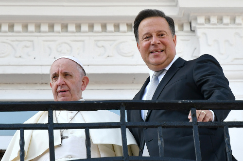 Panamský prezident Juan Carlos Varela s pápežom Františkom