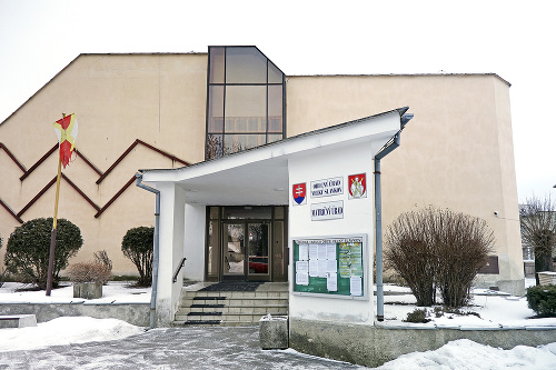 Urna s popolom je dodnes na obecnom úrade vo Veľkom Slavkove.