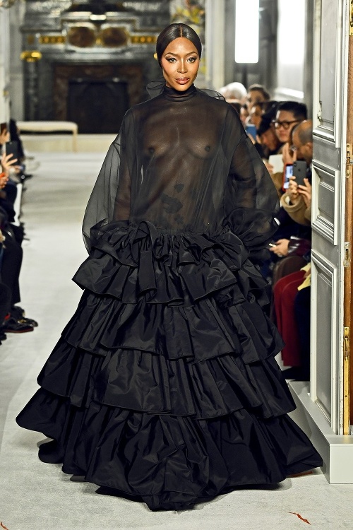 Šaty značky Valentino odhaľovali modelkine prsia.