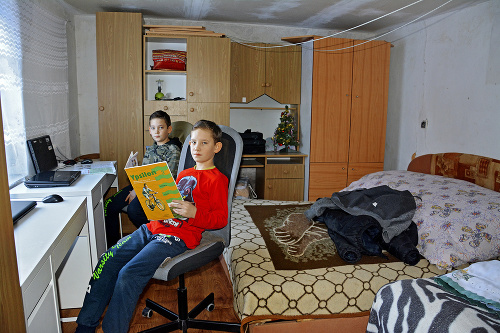 január 2019 - Dvojičky Dávidko a Sebastiánko (11) sa konečne už majú kde učiť.