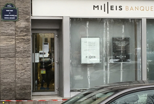 Policajní vyšetrovatelia zaisťujú stopy v banke Milleis po jej lúpeži v Paríži.