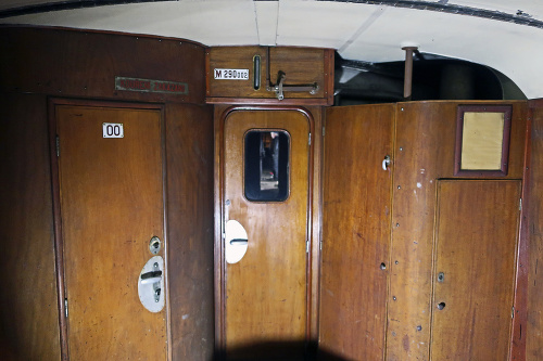 Splachovacie WC s umývadlom (vľavo). Vstup do priestoru pre pasažierov (vstrede). Miesto pre kachle (vpravo).