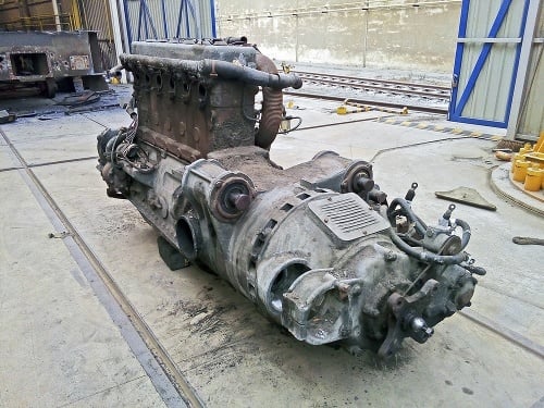 Motor: Strelu poháňali dva zážihové šesťvalce Tatra T 67, každý s výkonom 165 koní (123 kW). Ako palivo sa používala liehobenzínová zmes.