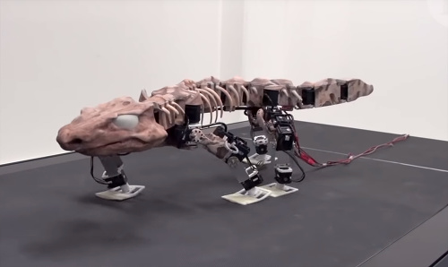 Model robotického jaštera v životnej veľkosti sa pohybuje presne tak, ako sa bylinožravec pohyboval.