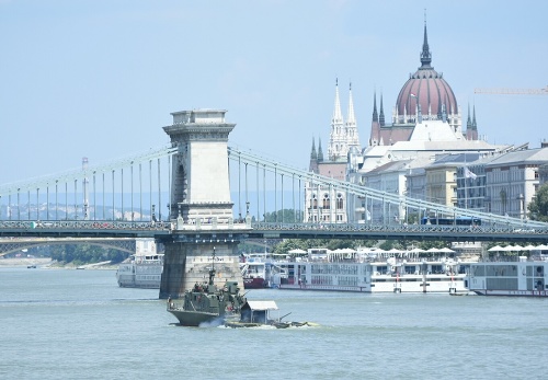 Maďarská polícia uzatvorila v noci na štvrtok 5. júla 2018 v Budapešti okolie Alžbetinho mosta (na snímke), pod ktorým našli v koryte Dunaja bombu z druhej svetovej vojny. 