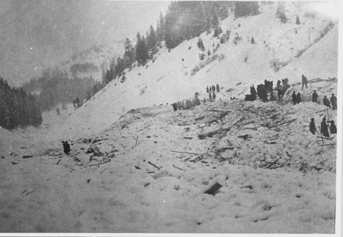 Podľad na záchranné práce lavínou zdevastovanú osadu Rybô v roku 1924.