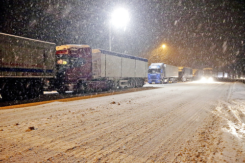 Kamióny si počas hustého sneženia postáli dlhé hodiny.