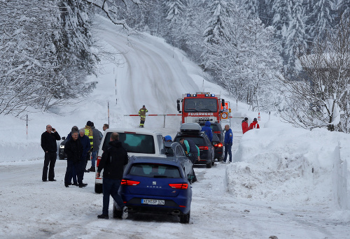 Husté sneženie komplikuje dopravnú situáciu v celej oblasti nemecko-rakúskej hranice.