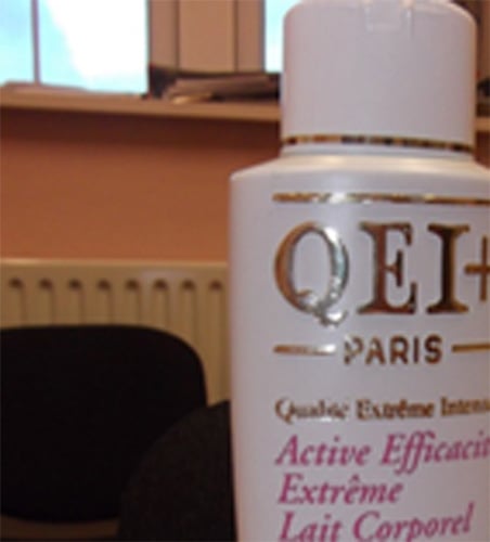 Telové mlieko na bielenie pokožky s názvom Active Efficacite Extreme Lait Corporel od výrobcu QEI+PARIS.