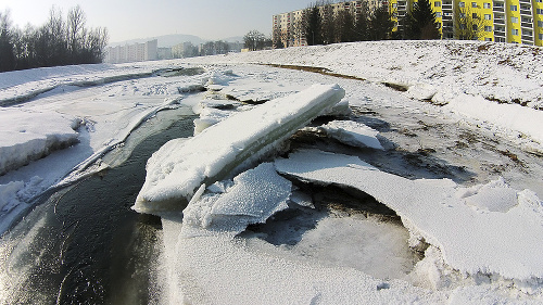 Zvolen - Pri sídlisku Západ sa tvoria takéto obrovské kryhy. Hron je prerušovane zamrznutý na niekoľkých kilometroch. 
