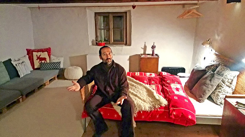 Košičan Stanislav Mráz (52) ukazuje vo svojom dome jednu z izieb, ktorá je k dispozícii. 