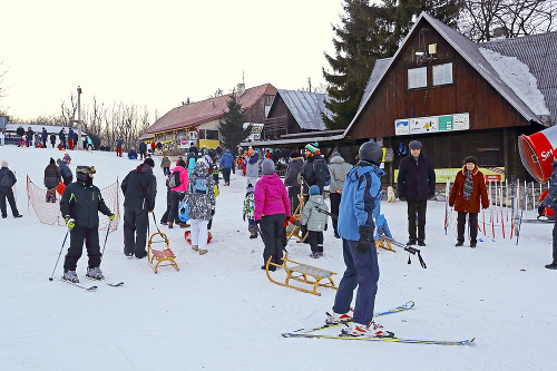 Milovníkov zimných športov prilákal aj areál v Malých Karpatoch.