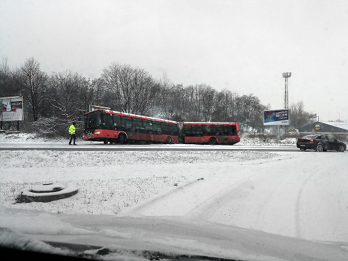 Bratislava - V hlavnom meste sneh spôsobil aj nehodu autobusu.