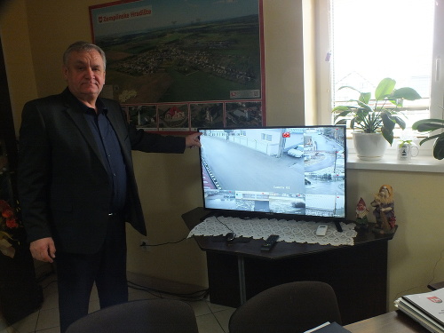 Starosta Ján Oláh ukazuje na obrazovke miesto pádu dôchodcu z bicykla, ktoré zachytila aj kamera.