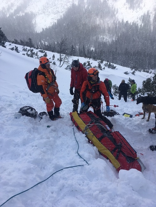 Pri páde lavíny zahynul jeden muž.