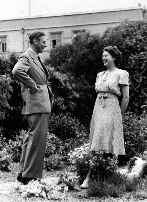 Mladá Alžbeta so svojím otcom, kráľom Jurajom VI. na snímke z roku 1946.