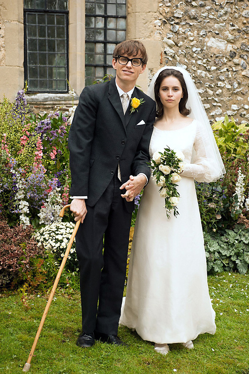 TEÓRIA VŠETKÉHO: Hawkinga vo fi lme z roku 2014 stvárnil herec Eddie Redmayne, ktorý za úlohu získal Oscara.