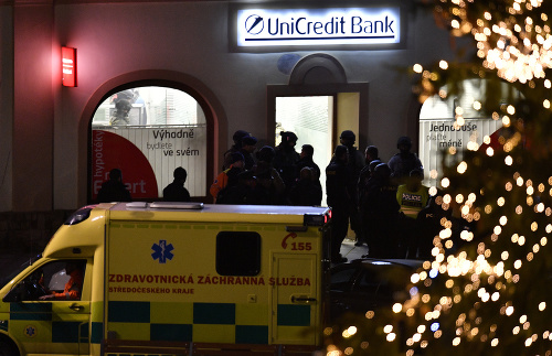 Policajné a záchranné zložky pred bankou v meste Příbram.