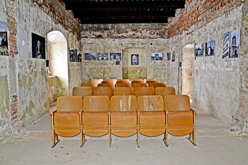 Konferenčná miestnosť, do ktorej priniesli sedadlá z bývalých kasární.