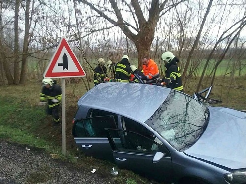 Na Záhorí sa zrazili dve osobné autá, vodič Jozef († 66) nehodu neprežil. 
