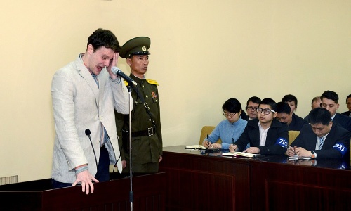 Otto Warmbier dostal za klrádež plagátu tvrdý trest.