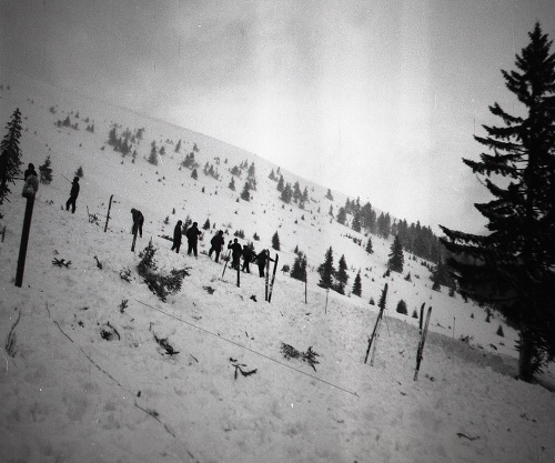  Na Kubínskej holi zachytila lavína 53 lyžiarov.