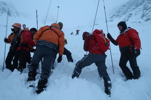 Pohľad na skupinu horských záchranárov, ktorí vo Vysokých Tatrách v nedeľu hľadali lavínou zasypaného slovenského turistu 