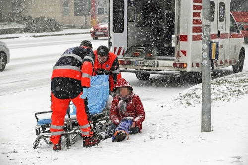 Prievozská ulica, 11:50 hod.: Pani, ktorá spadla,  utrpela vážnu zlomeninu nohy.