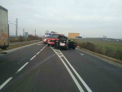 Po zrážke dvoch áut v Trančianskom kraji záchranári ratovali 5 ľudí.