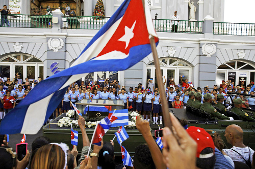 Ulice počas rozlúčky lemovali státisíce Kubáncov.