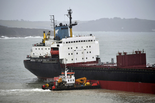 Pri pobreží juhozápadného Anglicka uviazla na plytčine ruská nákladná loď. 