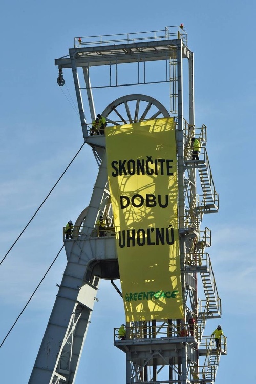 Aktivisti vyliezli na ťažnú vežu v Novákoch, za čo ich zatkli.