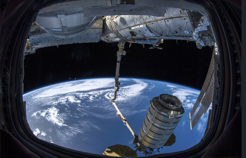 Na ISS už prišla aj nepilotovaná nákladná loď typu Cygnus.
