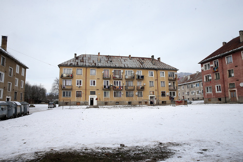 Jozefína a Ivan s tromi deťmi bývali v tejto bytovke v Revúcej.