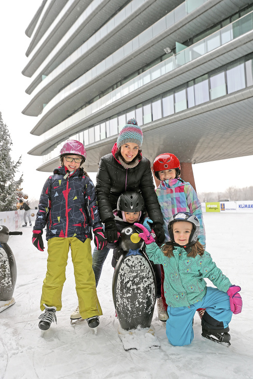 Katka (37) s dcérkami Danielkou (11), Kristínkou (9), Julinkou (6) a Jankou (3)  vyskúšali klzisko v River Parku.