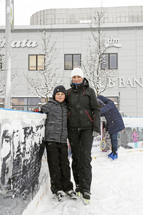Korčuľovanie pod holým nebom si v Bory Mall užil aj Alexej (9) s maminou Andreou (44).