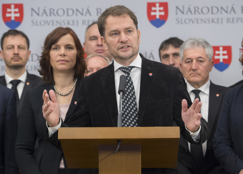 Poslanci NR SR za OĽaNO uprostred Igor Matovič, vľavo Veronika Remišová a vpravo Alan Suchánek.