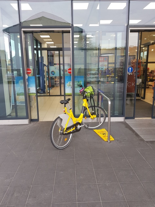 Bicykel slovnaftbike stál pred predajňou v Hainburgu. 