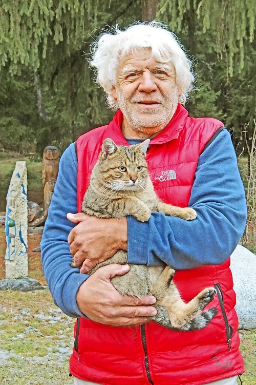 December 2018 - Chatár Viktor Beránek (66) so svojím neposedným mačacím miláčikom, kocúrom Murom.