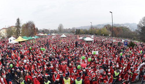 V Turíne sa pre charitu zišlo rekordných 20 000 Santa Clausov