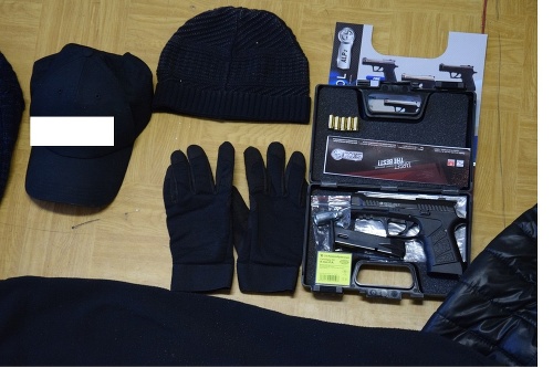 Policajti našli aj tieto veci, ktoré mohol použiť podozrivý muž (44) pri lúpežiach. 