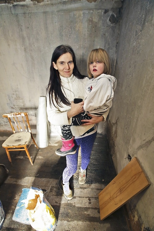 Mama Ľubica (33) s malou dcérkou Martinkou (4), ktorá podpálila ich dom.