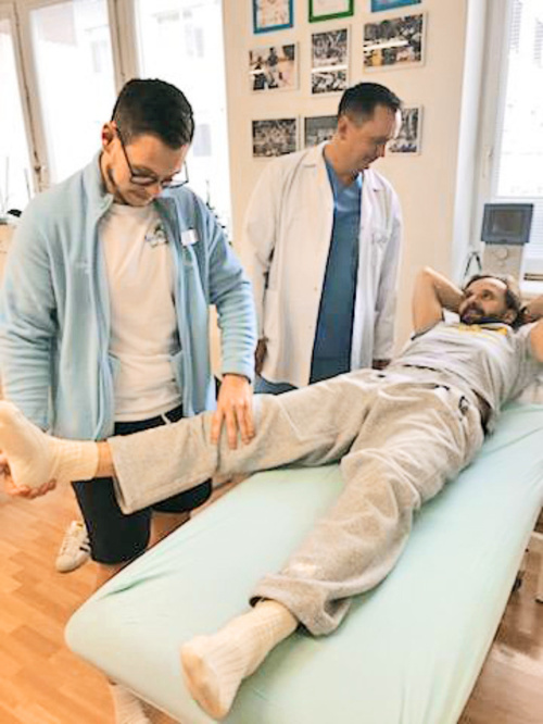 Režisér podstupuje po operácii  rehabilitácie pod  dohľadom doktora Jána Grauzela.