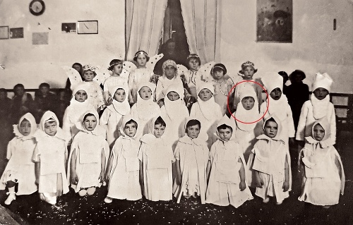 1936 - Vtedy len 4-ročný Miroslav spoločne s kamarátmi zo škôlky stvárňujú Mikulášov a anjelikov.